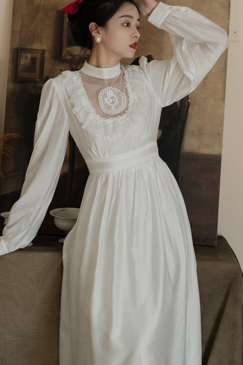 White dress with collar and outlet sleeves